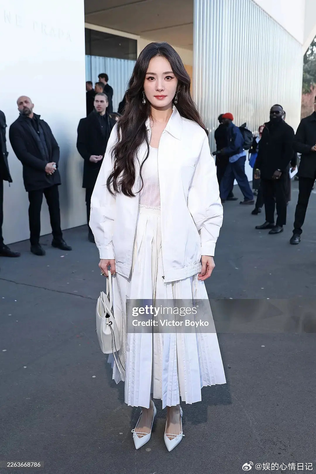 打的热火朝天的生图来了都是首页别人发的，感觉老幂这个外套不如不穿