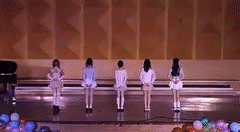 某大学晚会上几个女性穿着短裙，搔首弄姿，扭腰扭屁股，既没艺术性，也无观赏性，更