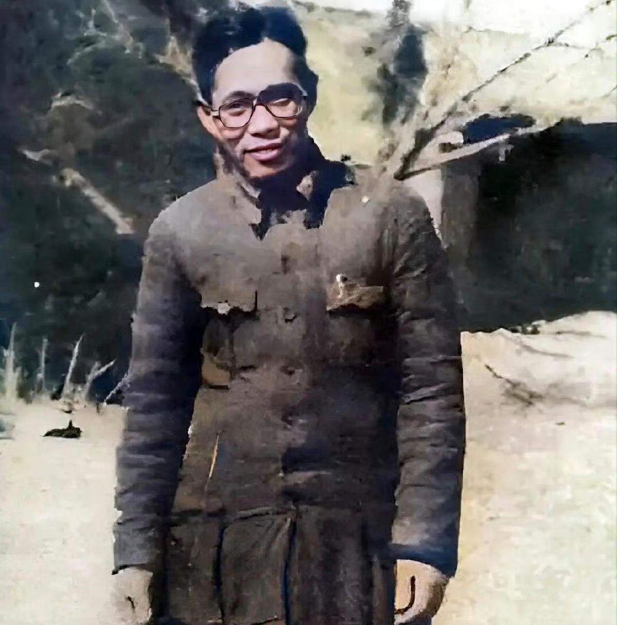 1947年，南京国防部看守所。牢门打开，走进来一个衣着光鲜的女人，香气盖过了牢房