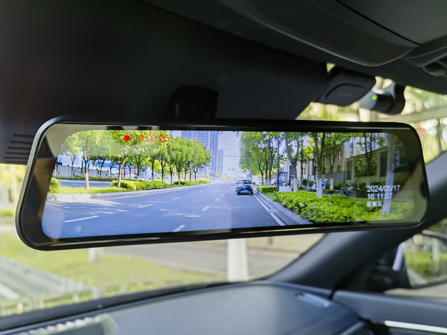 我的宋PLUSDM-i加装了流媒体后视镜视野特别开阔，晚上效果更好，清晰。还