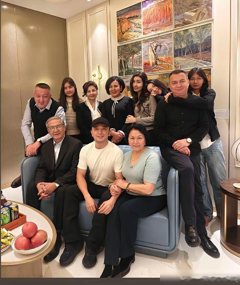 尼格买提的父亲，终于藏不住了。看他回家过年吃烤全羊，只觉得温馨。谁能想到，他身