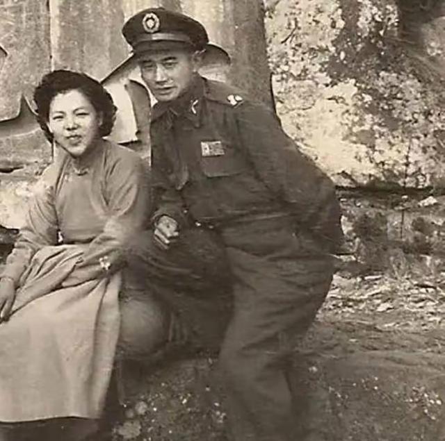 1967年，台北一家医院的病房里，一位老人因尿毒症去世。护工整理遗物时才发现，这