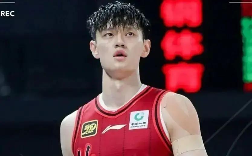 曾凡博拒了首钢550万的高薪。这事最近在CBA圈吵翻了。首钢给的是顶格B类