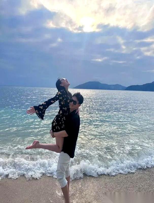 刷到张馨予老公何捷的消息，愣了半天。那个曾经的特战精英，上过电视，立过二等功的