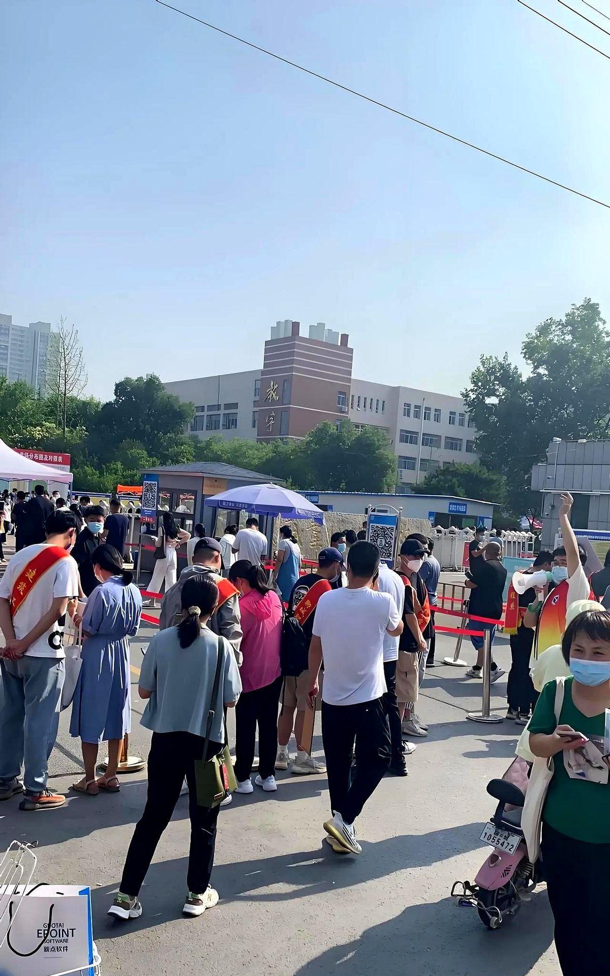 今天二建考试现场挤爆了！谁能想到，土木行业都凉成这样了，大家还拼了命考证！现在