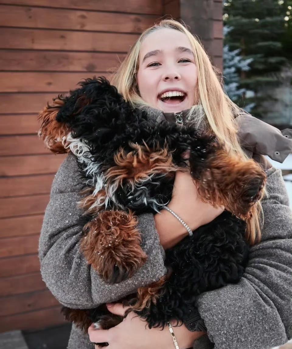 小米拉休赛期养了一只狗，这算是“得偿所愿”了吧。之前采访的时候，记者问她赢了比