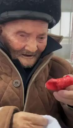 泪目！2月13日，96岁妹妹去看望98岁的哥哥，临走时，哥哥突然拉住妹妹的手，说