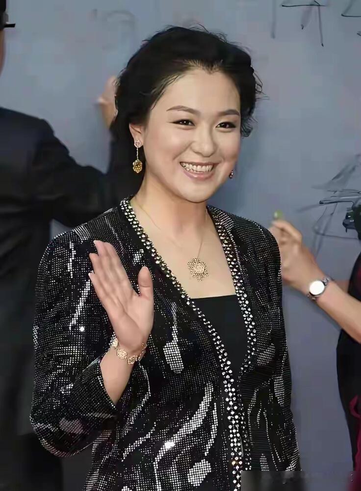 她的身材臃肿，脸发腮，却是娱乐圈70后女演员里最有气质的一个，颜值比高圆圆高，气