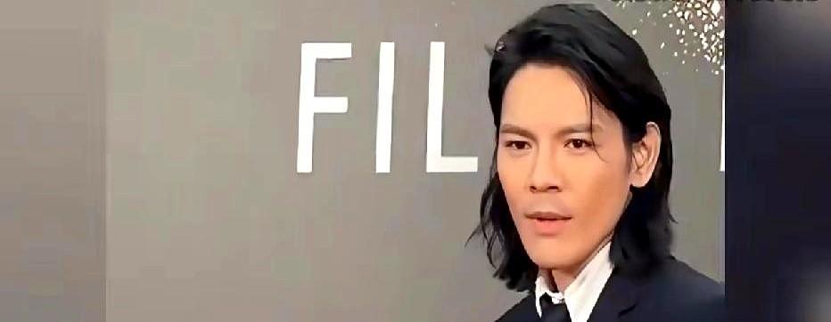 一个被雪藏，一个被力捧，向家兄弟用十年时间把“同父不同命”演成连续剧。向佑三次