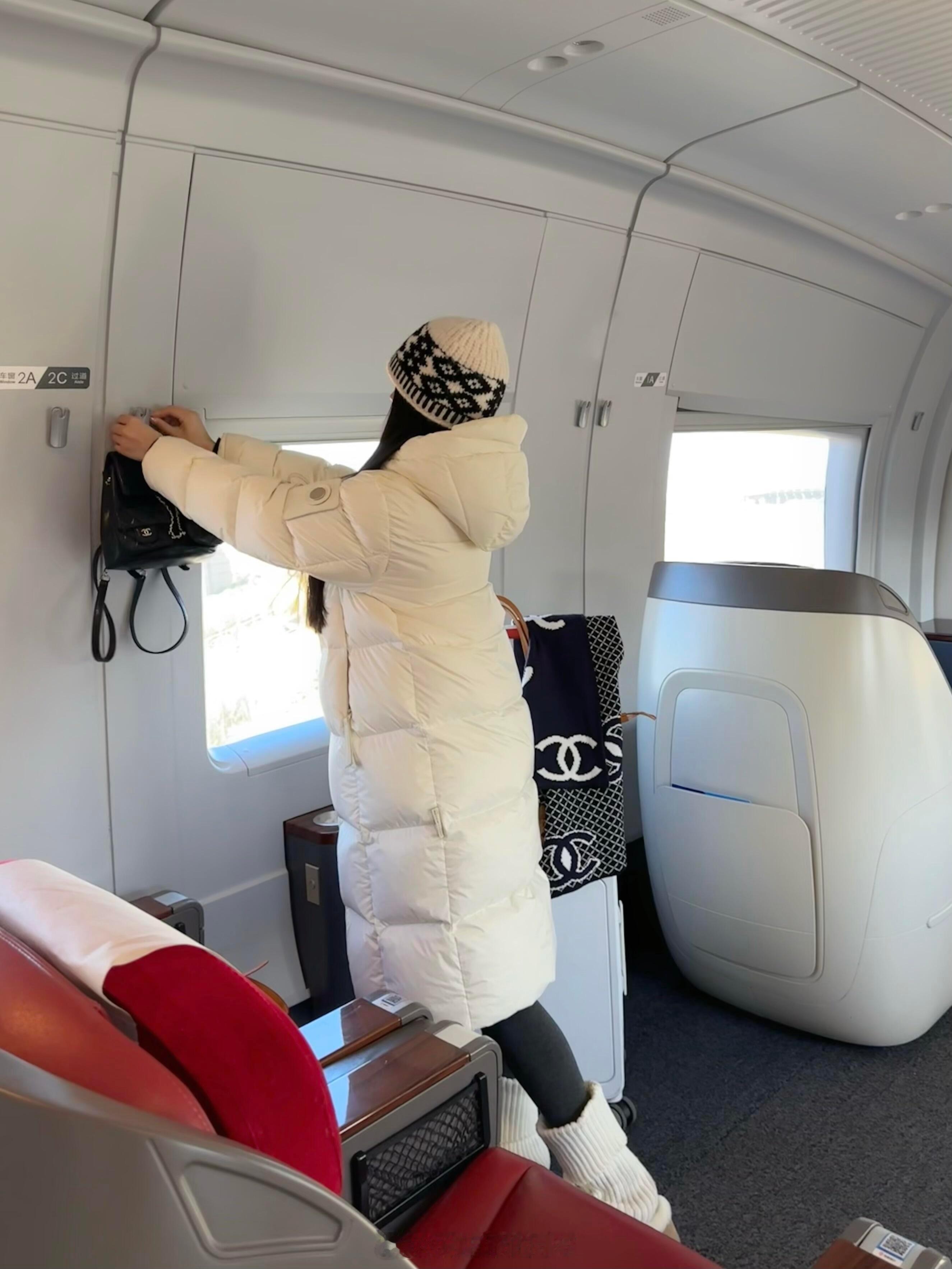 Vocal！！商务座看到的……商务座就偶遇的一个小姐姐，身上穿的羽绒服版型也太