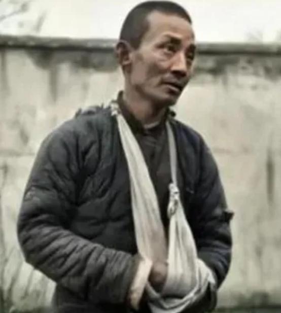 1943年春，日伪军对苏中根据地发起大规模清乡行动，新四军面临严峻考验。汤景延率