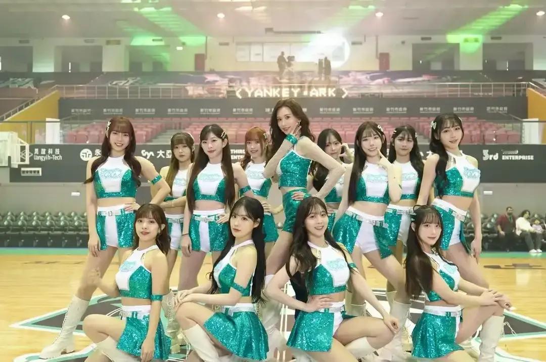 51岁林志玲跳女团舞，全网炸了昨天台北慈善夜，她扎双马尾蹦跶整首《恋爱IN