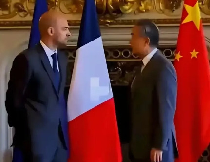 法国，80后外交部长如此傲慢，这是极度缺乏自信的表现。这张照片显示了法国外交