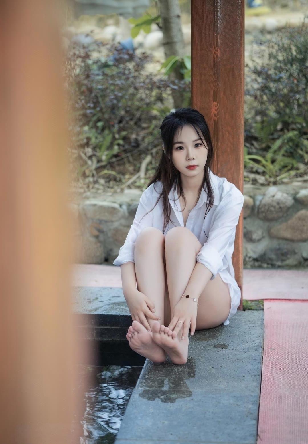 穿着衬衫，来到温泉旁，伸出脚丫子，简直不要太迷人了！