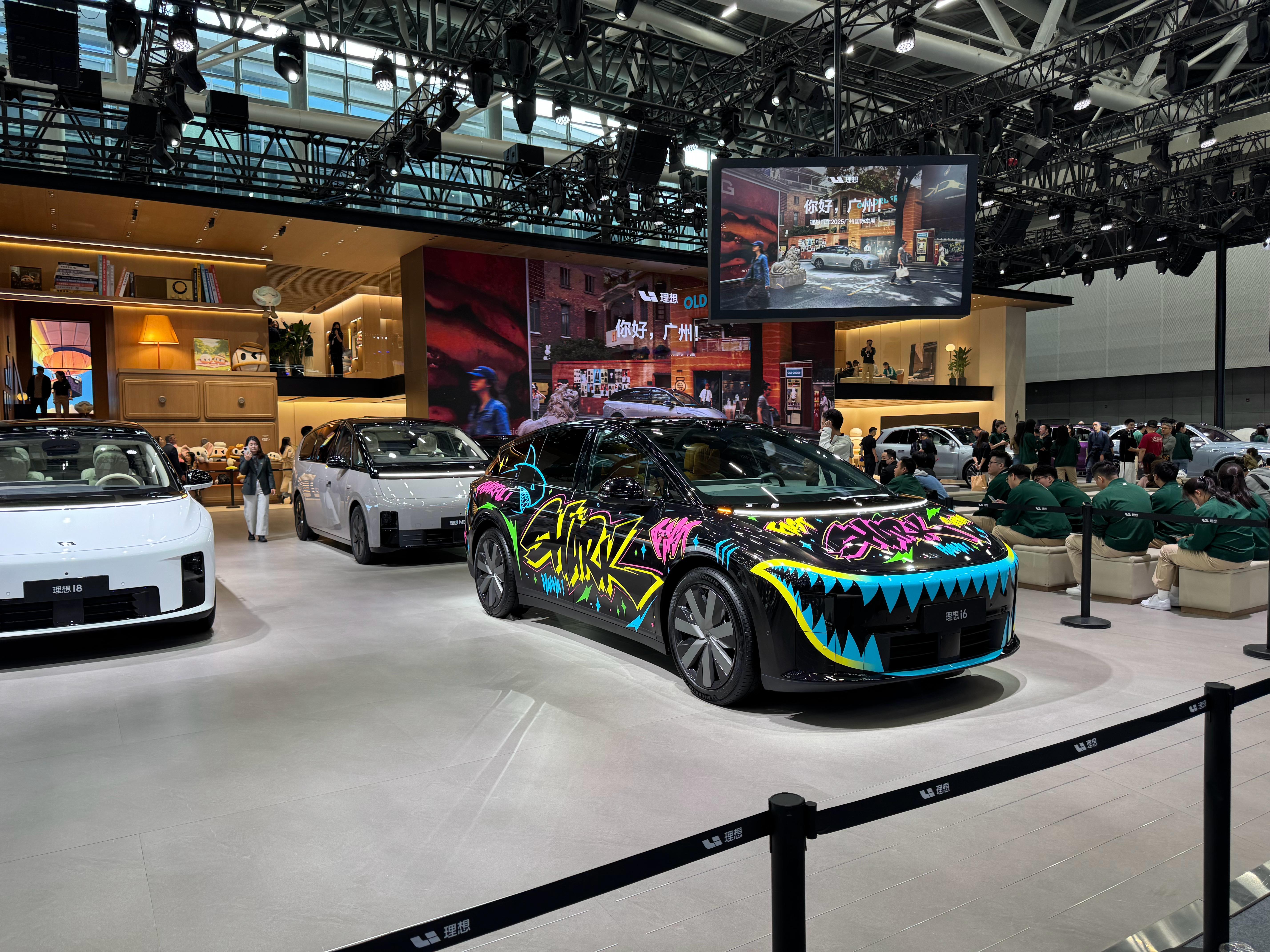 车主路过一下自己的车，等这个贴纸上架了，给安排个鲨鱼涂装怎么样？