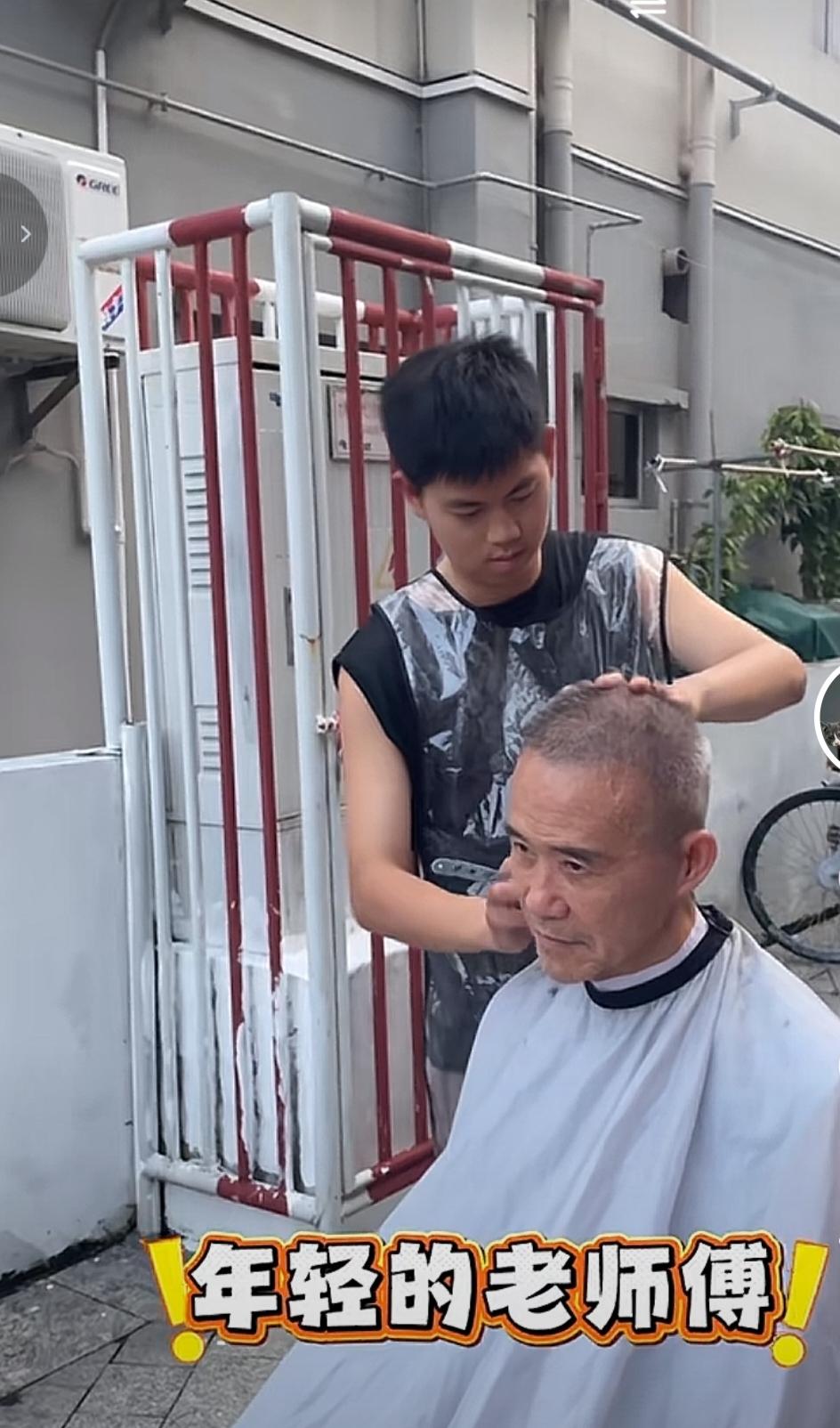 王石到深圳大梅沙街头理发，王石对这个年轻小伙的手艺也是很满意。难怪开发廊的人都说