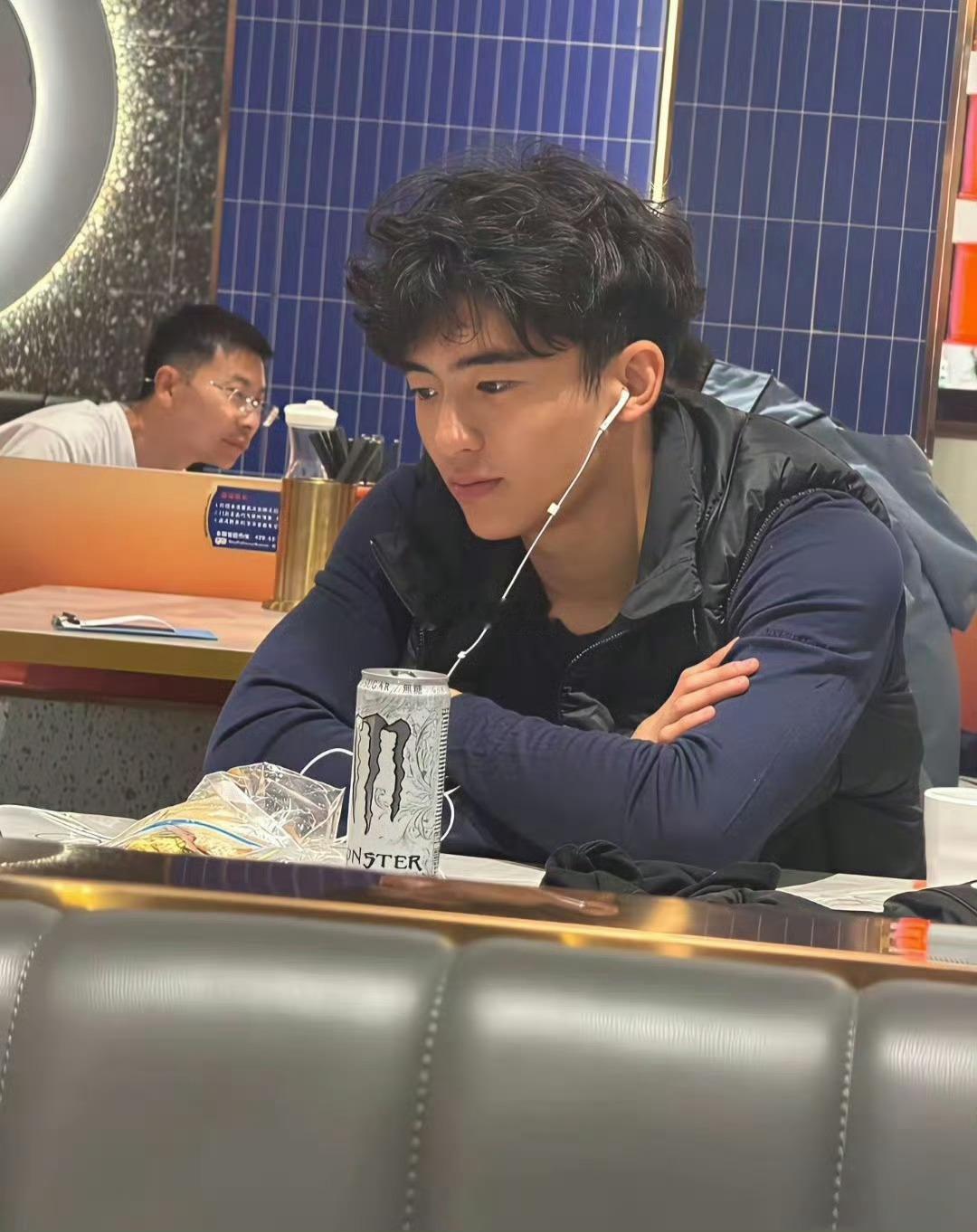 谢霆锋儿子是因为发型自然卷原因所以挡住了部分颜值，当网友给他换了个发型，你们看像