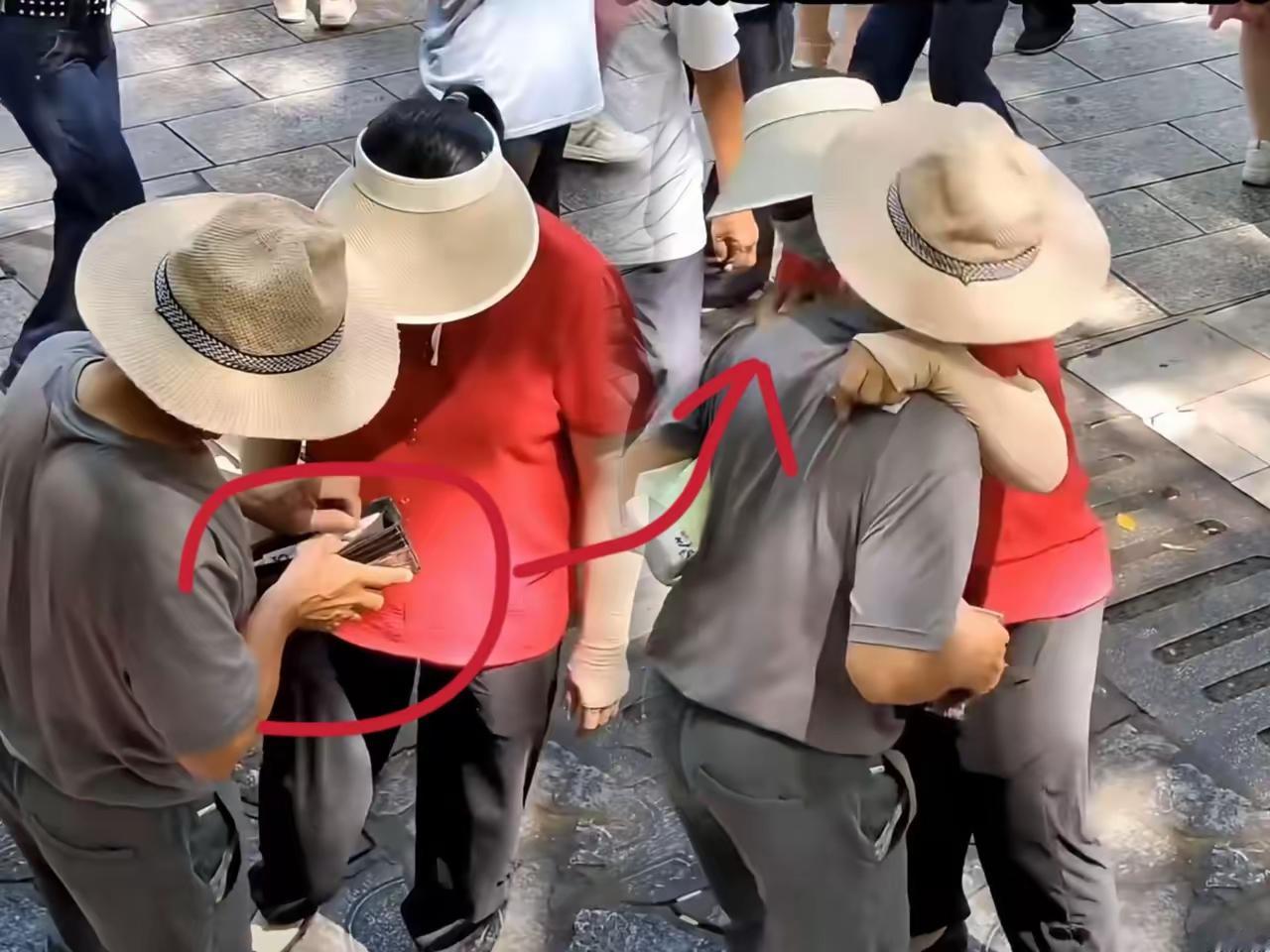 见过把“花钱找乐”玩得这么有意思的老年公园吗？这儿的大爷大妈，直接把退休生活的快