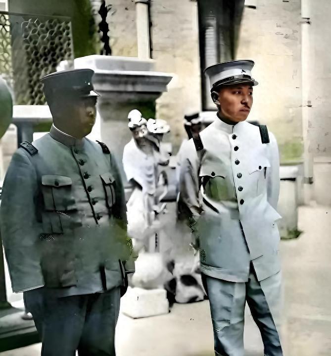 1928年杨宇霆被枪决前与张学良合影留念，仅从他们的站姿看出，两人早已不再像从前