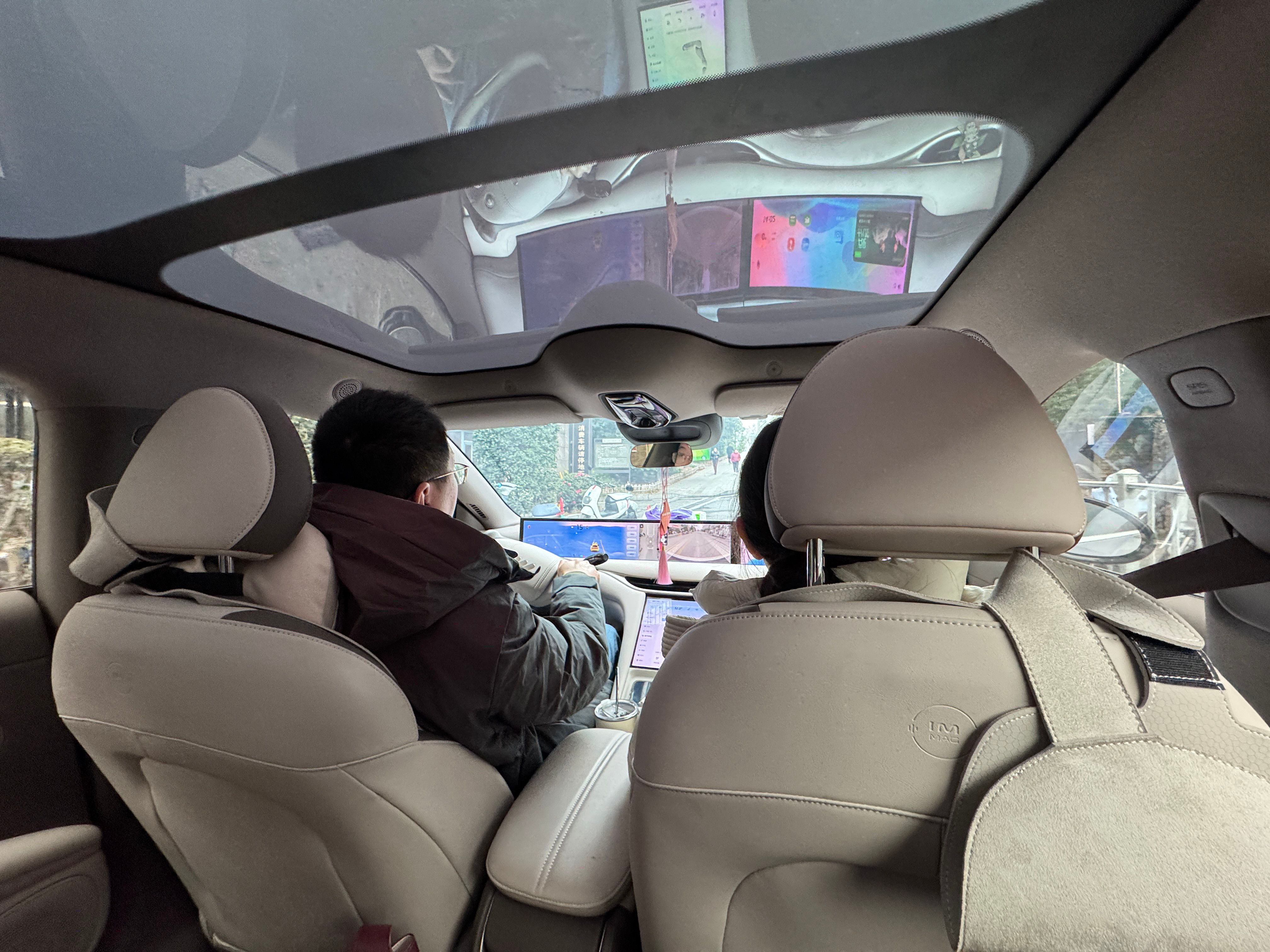 坐上了我姐和我姐夫的智己L6在后排疯狂吃狗粮（默默打开后排按摩加热给他们耗点电作