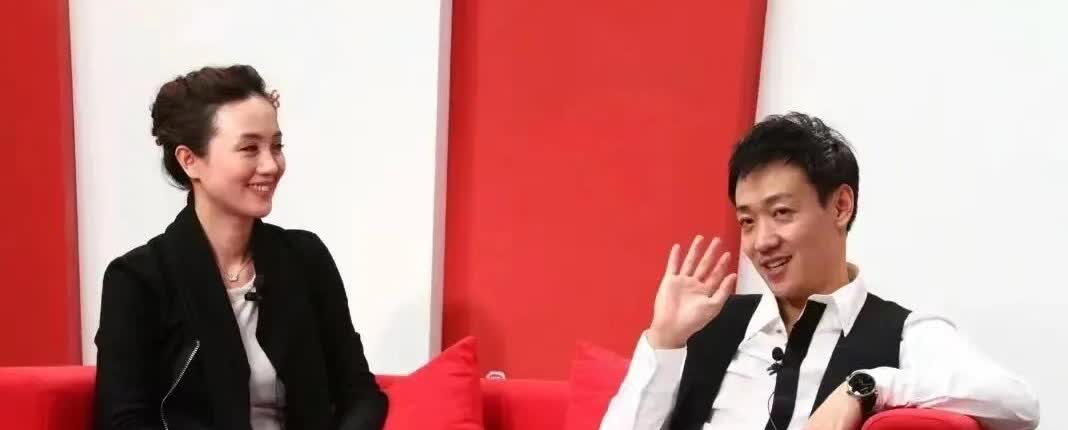 我问我小姨，辛柏青和朱媛媛，你说他俩到底谁先追的谁？没想到我小姨瞪了我一