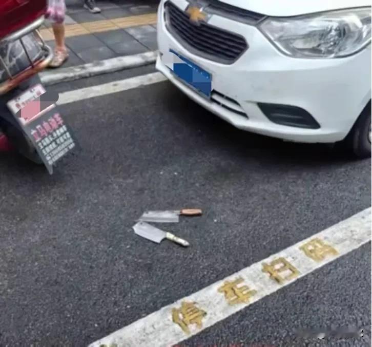 离谱！人在路上走，刀从天上来。贵阳小伙骑电瓶车路过一小区楼下，遭遇两把菜刀飞