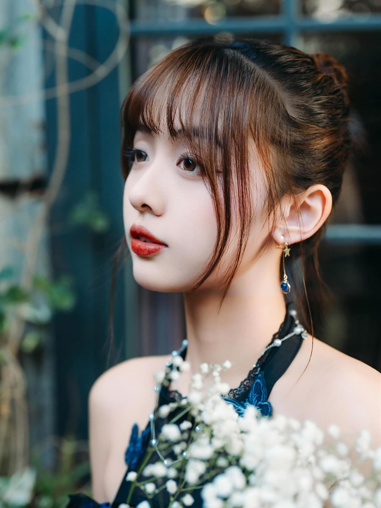 优雅红唇，复古风情的少女，花丛中的迷人瞬间。看看气质女神的穿着搭配吧怎样的穿搭