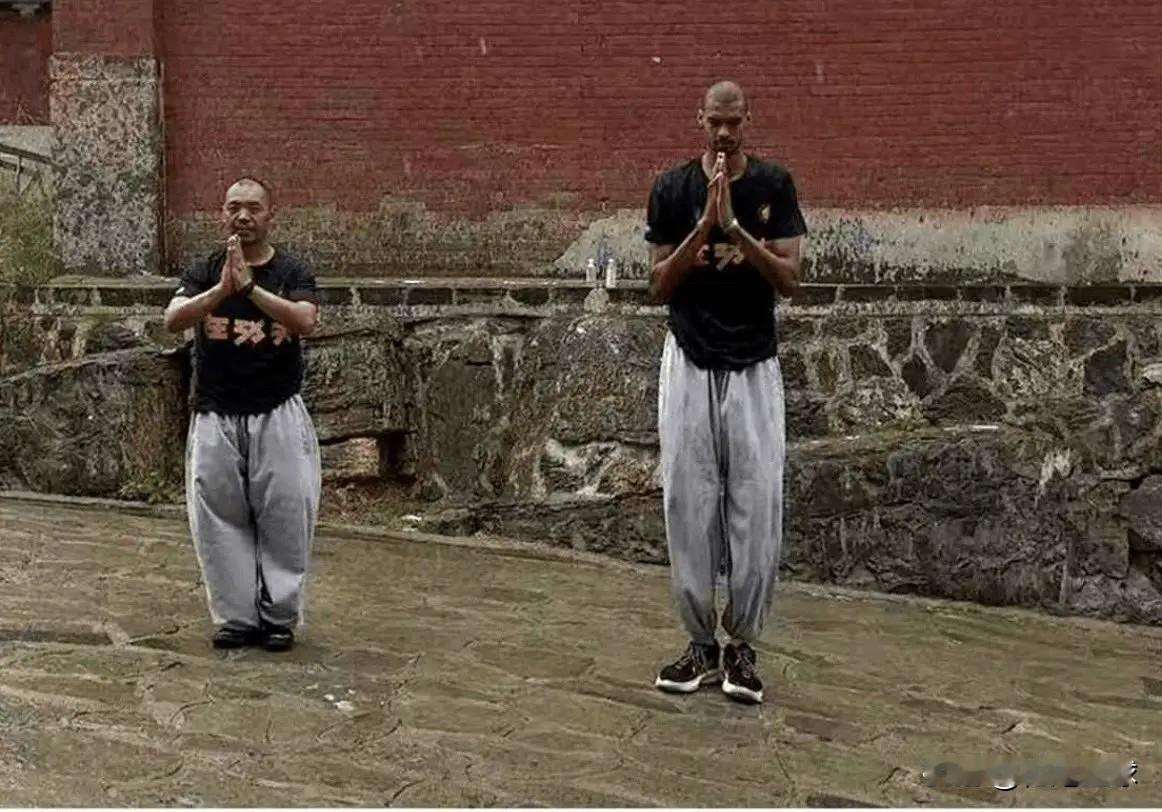文班亚马跟对人了据文班亚马的经纪人Bouna透露，他一直在思考如何用不同的方