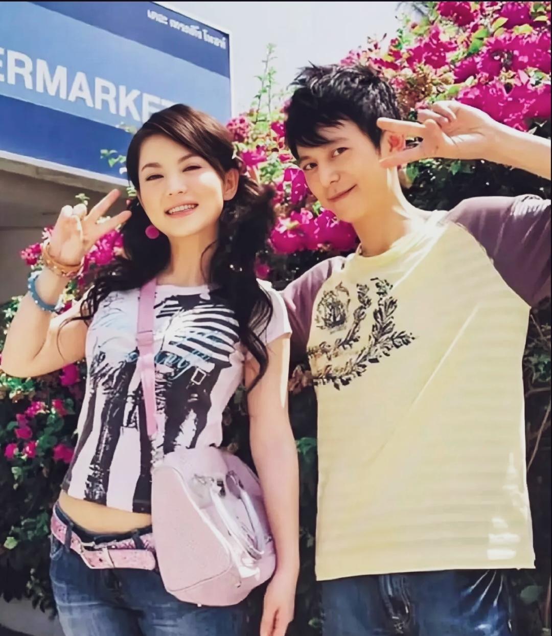 年轻时候李湘与搭档何炅的合影照，男帅女美，笑容明媚。现在李湘胖成弥勒佛，何炅也不
