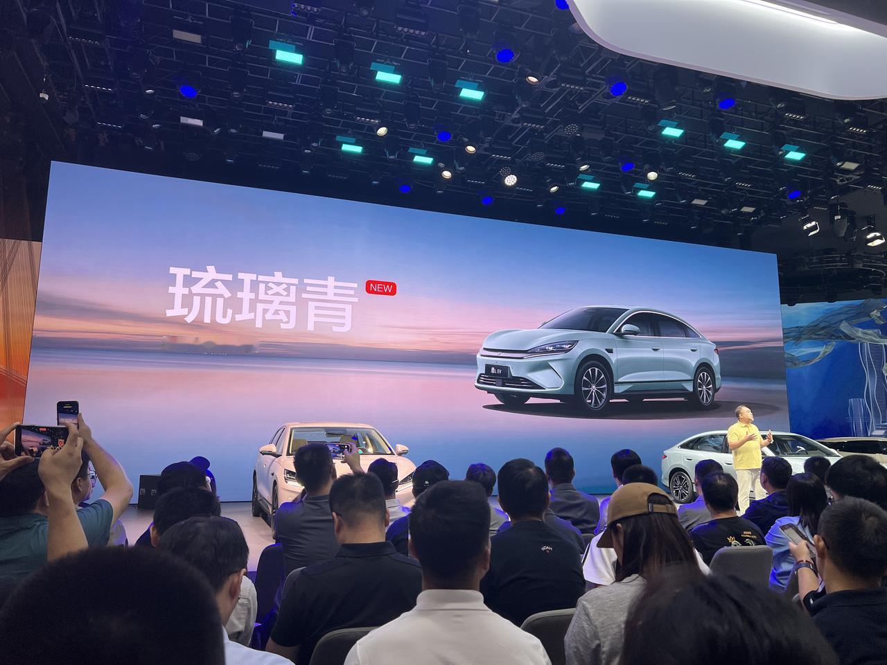 秦LEV限时10.98万元起，增新色，上云辇2025成都车展，比亚迪展台带来