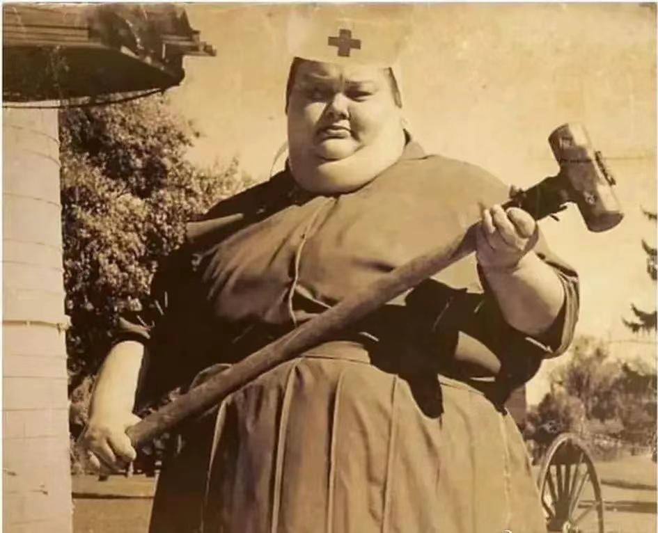 这张老照片看着充满荒诞感，图里这名女子被传是1887年欧洲医院的护士，她手中握着