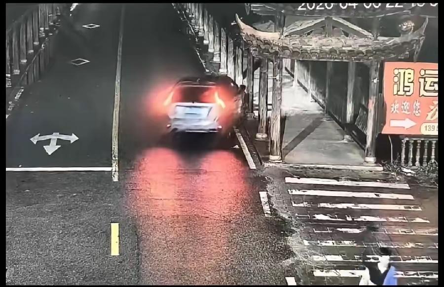 车速这么慢还坠河，福建长汀这起悲剧真的让人意难平！监控看得人揪心，车辆慢慢转