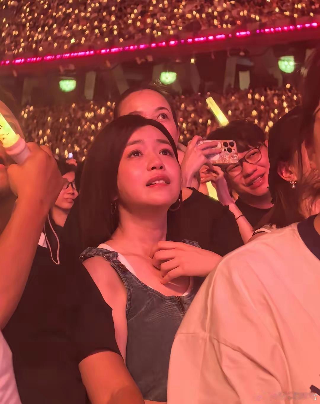 陈妍希去看演唱会被网友偶遇并拍图发到网上，只是她真人看起来好普通啊！而且身材也显