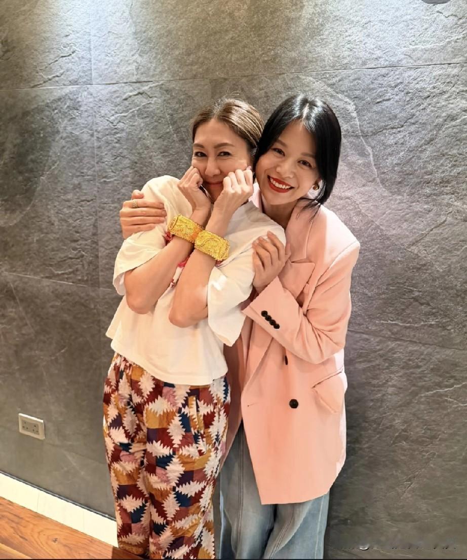 难怪胡定欣那么着急结婚呢！估计是奉子成婚吧！看她晒出的最新照片，孕相非常明显