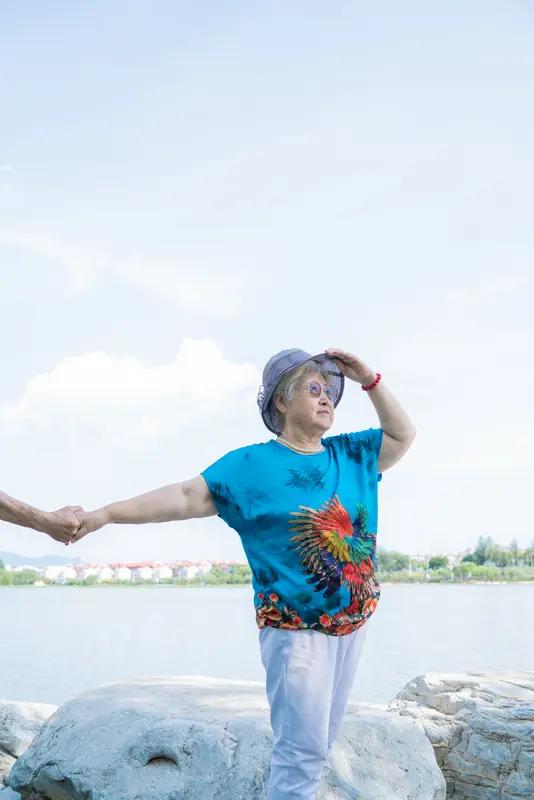 积极健康心态的人真的更容易长寿。美国波士顿大学医学院和哈佛大学公共卫生学院对7万