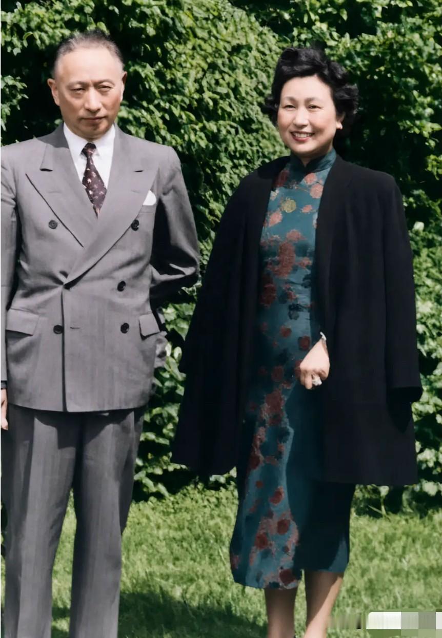 1959年，71岁的顾维钧与54岁的严幼韵结婚时的一张合影。顾维钧是中国唯一一位