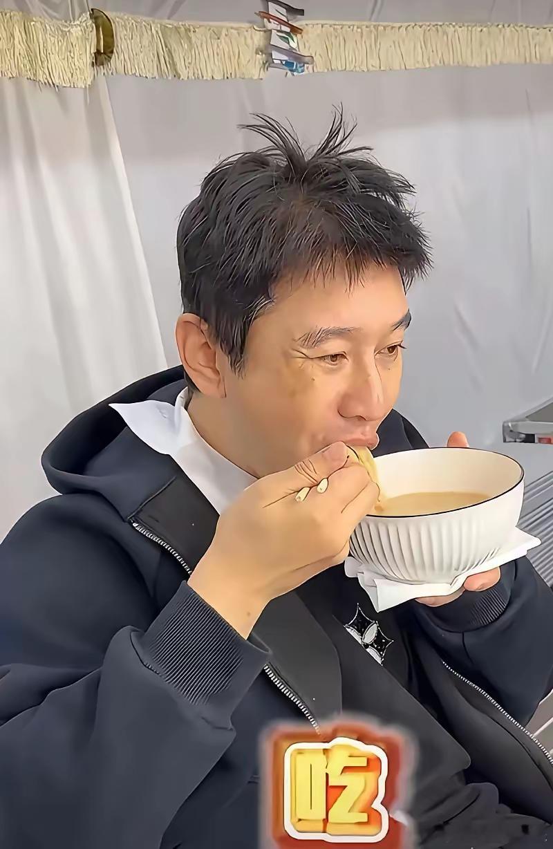这是黄晓明没有戴假发的样子，果然头发非常的稀疏，才40多岁，头发就已经掉成这个样