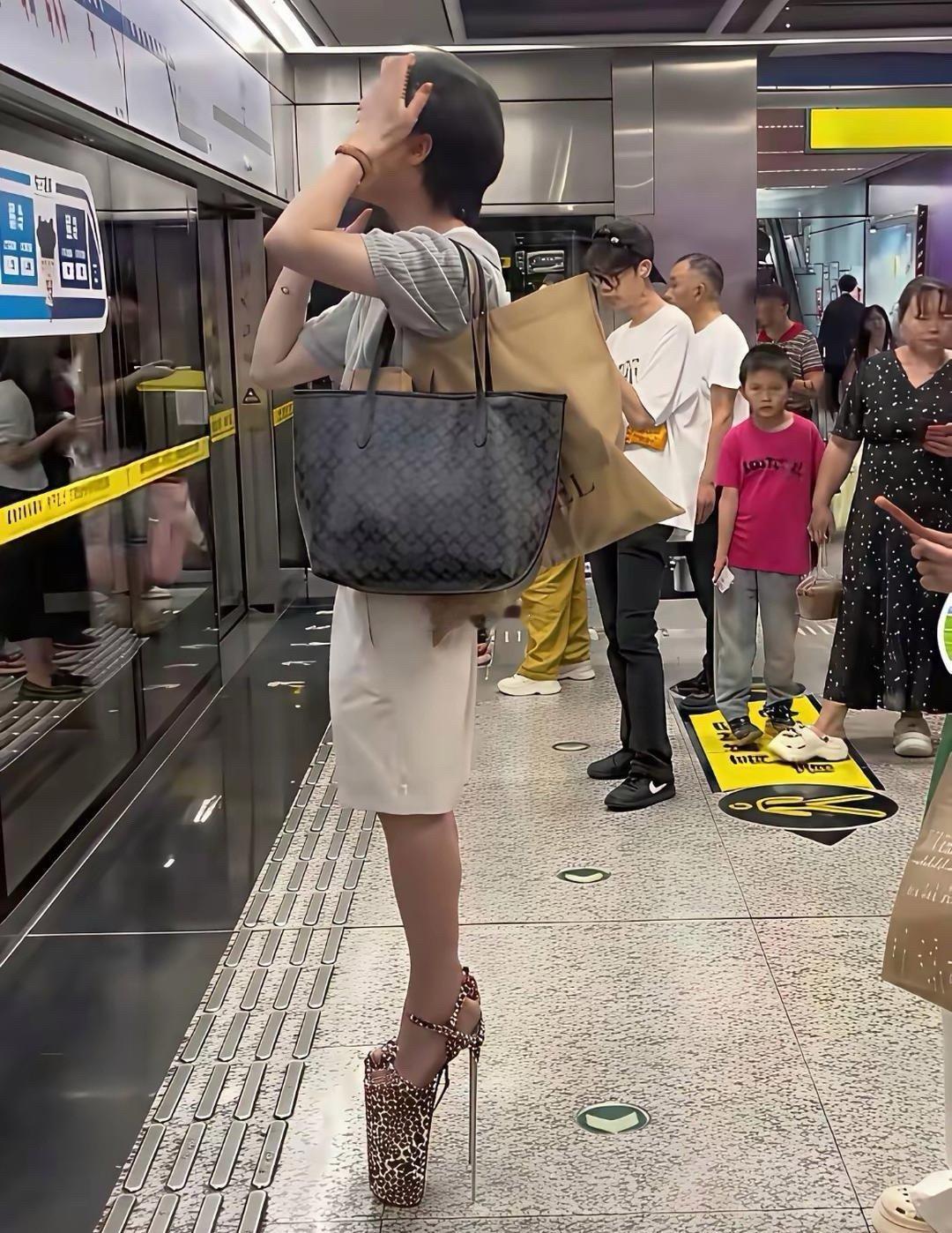 地铁上看到的惊呆了