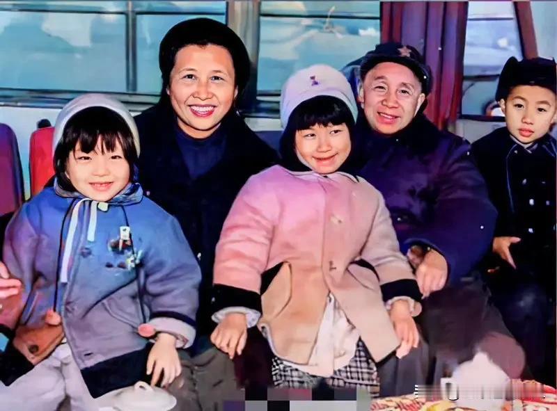 这是上世纪70年代末，粟裕大将与夫人楚青，和三个孙辈的珍贵合影。照片里，褪去戎