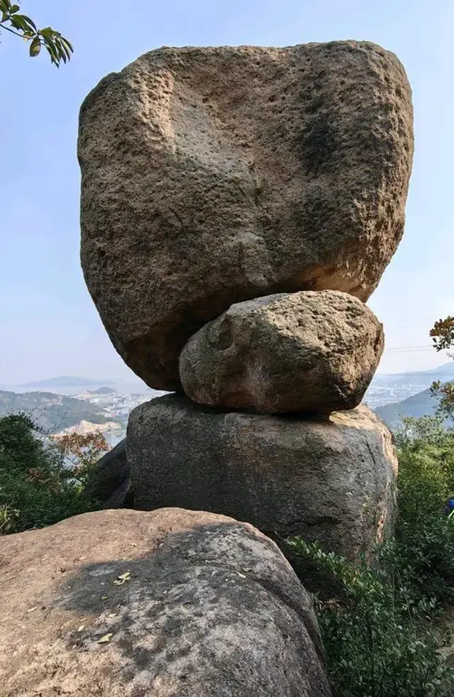 来源不明的巨石: 浙江宁波一时尚女子爬山时被巨石砸中命丧老虎窝