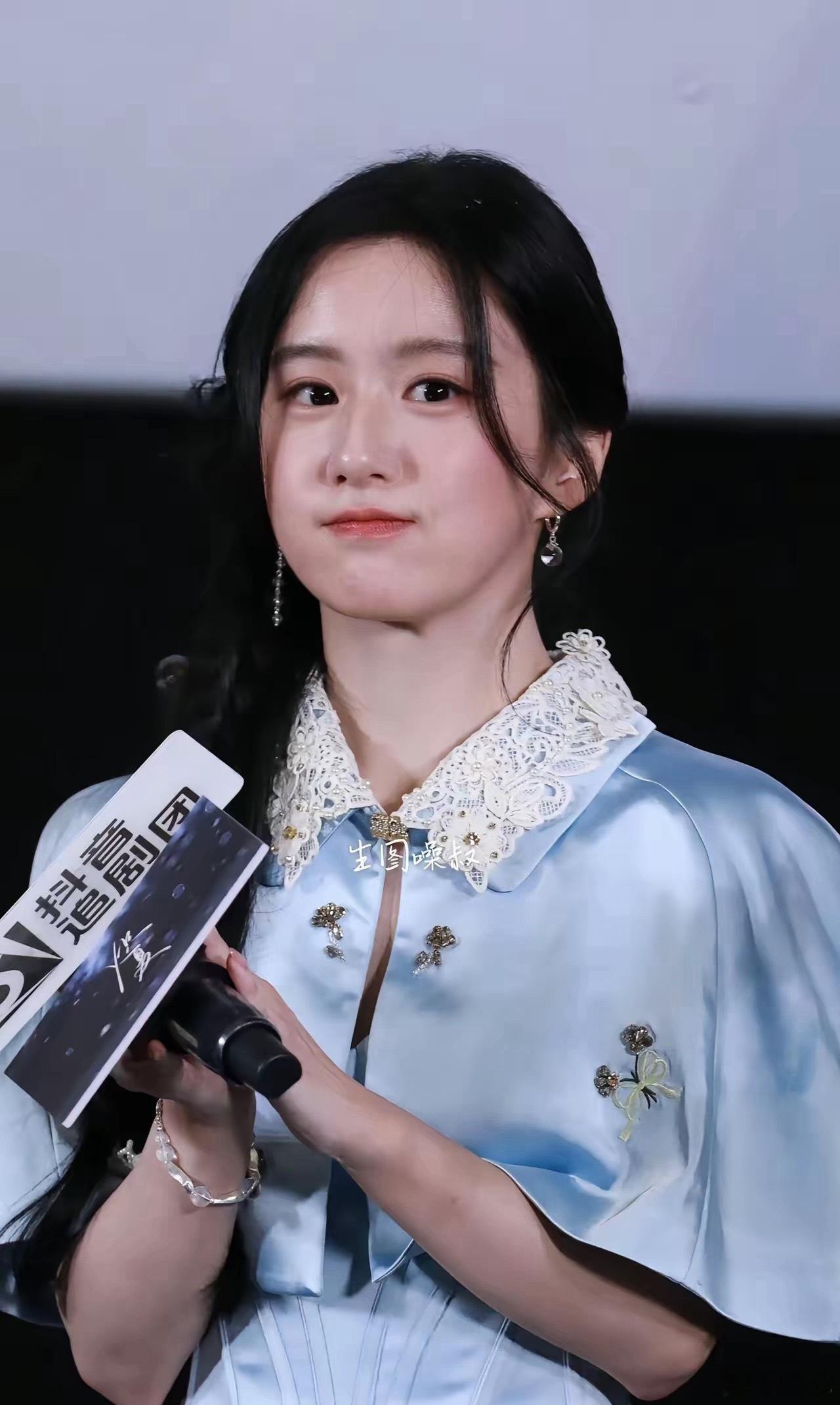1.热巴的商业价值毋庸置疑，她最近官宣的豪车代言，丝毫不受她要出走老东家的事件所