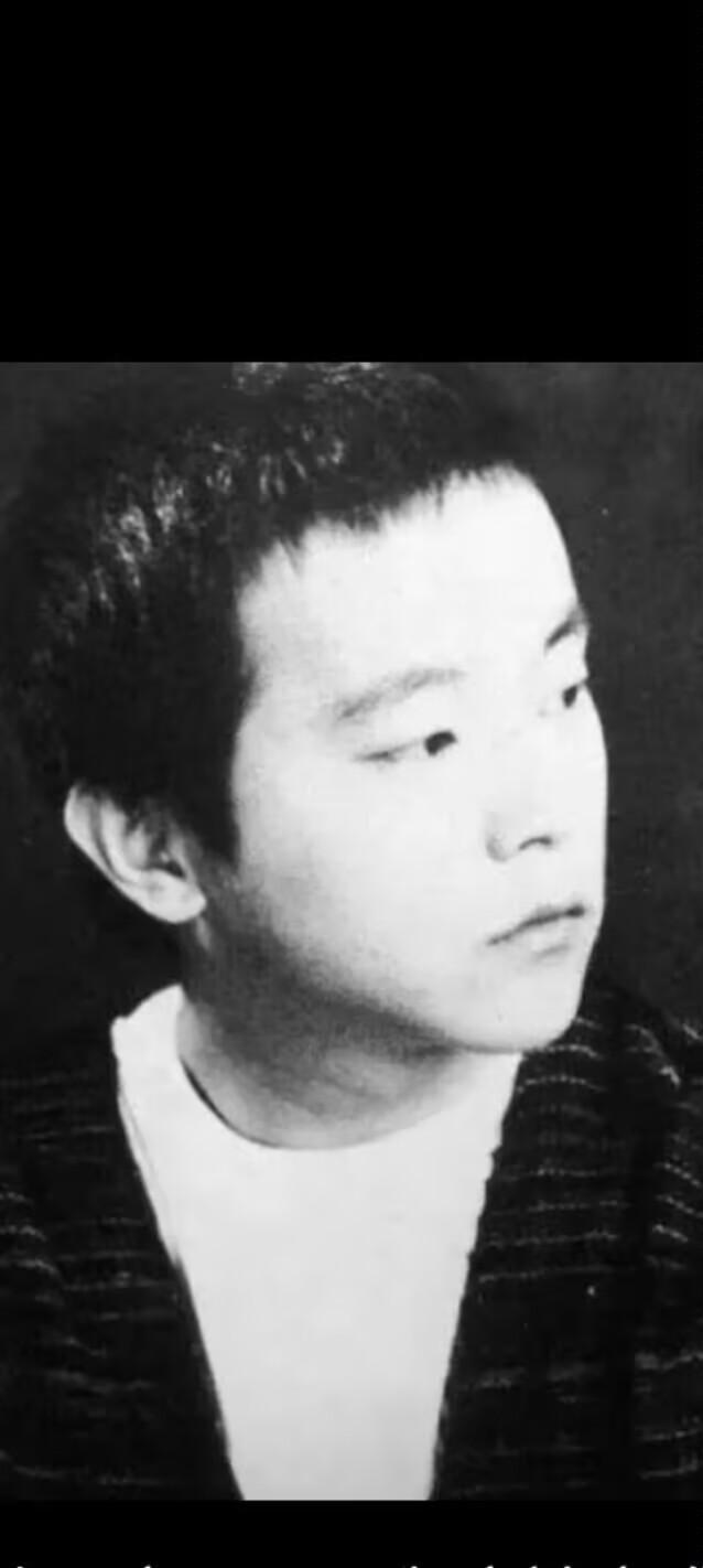 窦唯在阿那亚的通讯习惯，是不使用微信短视频等软件，而是由短信电话联络亲友，他隔绝