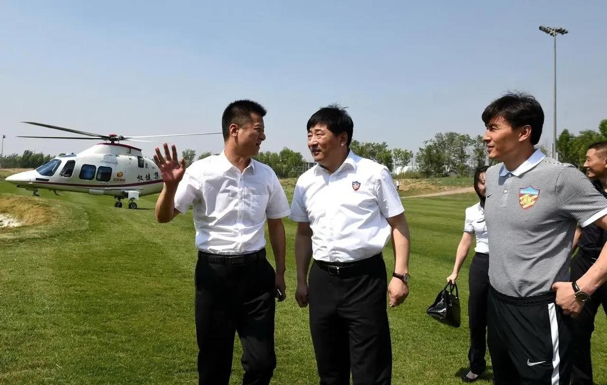 权健走了,球场留了下来。孙可早换队了,盘龙场还亮着灯。天津人不记仇,只认津门