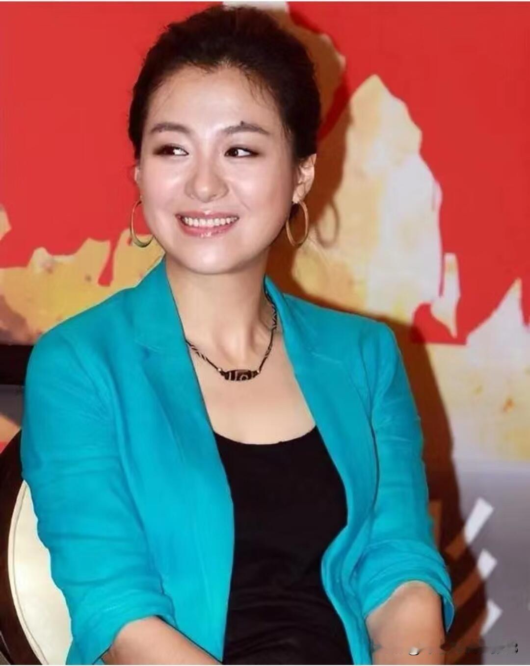 她身材发福，但脸蛋还很精致，长相大气，气质不凡，没有变成中年大妈的模样，依旧是岁