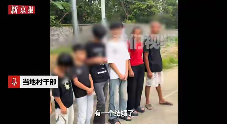 广西一夫妇生育13个孩子，其中8个男孩和5个女孩，村干部：是脱贫户，生活条件不难黄姓夫妻住钦州农村，
