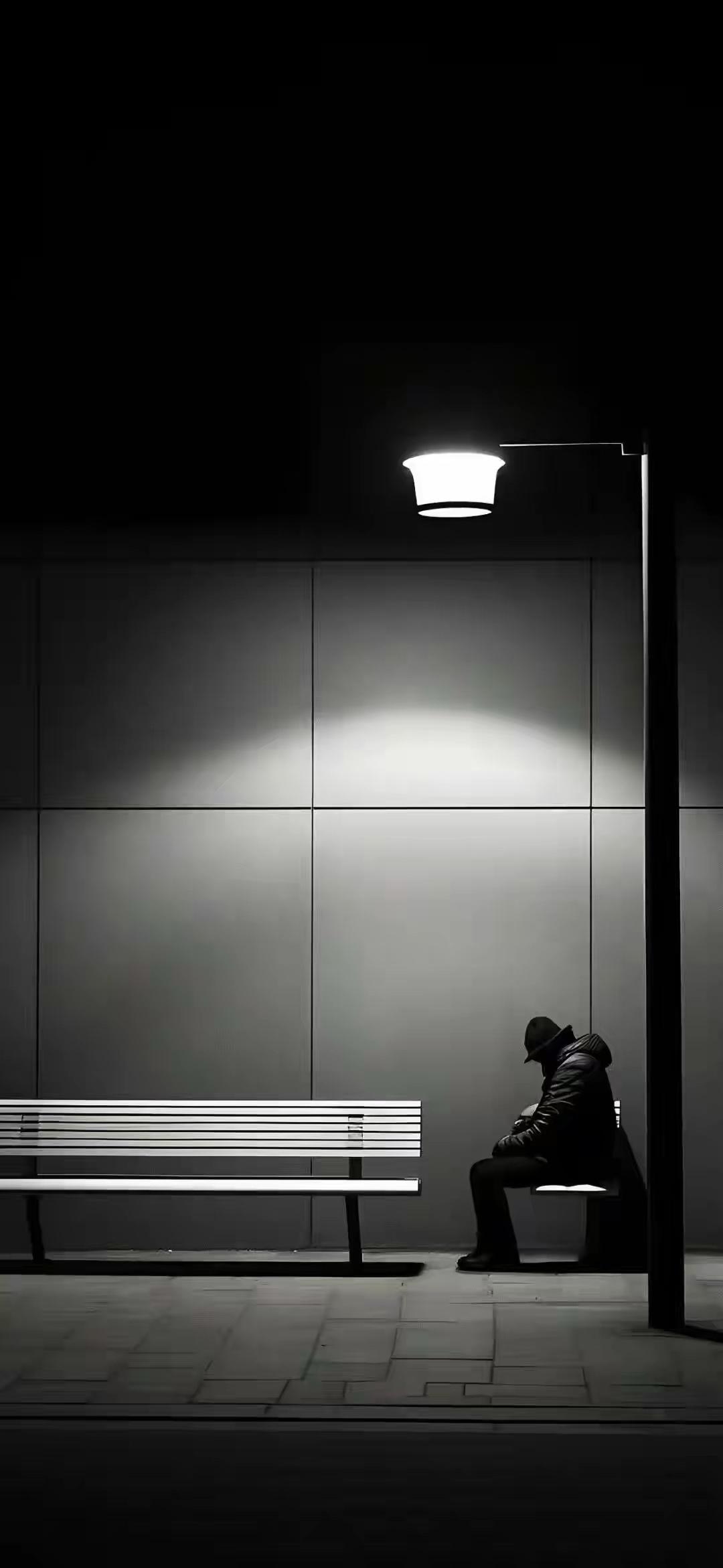 当一个男人贫穷落魄且负债累累、哪怕再善良、人品再好，在别人眼里什么都是错的，起码