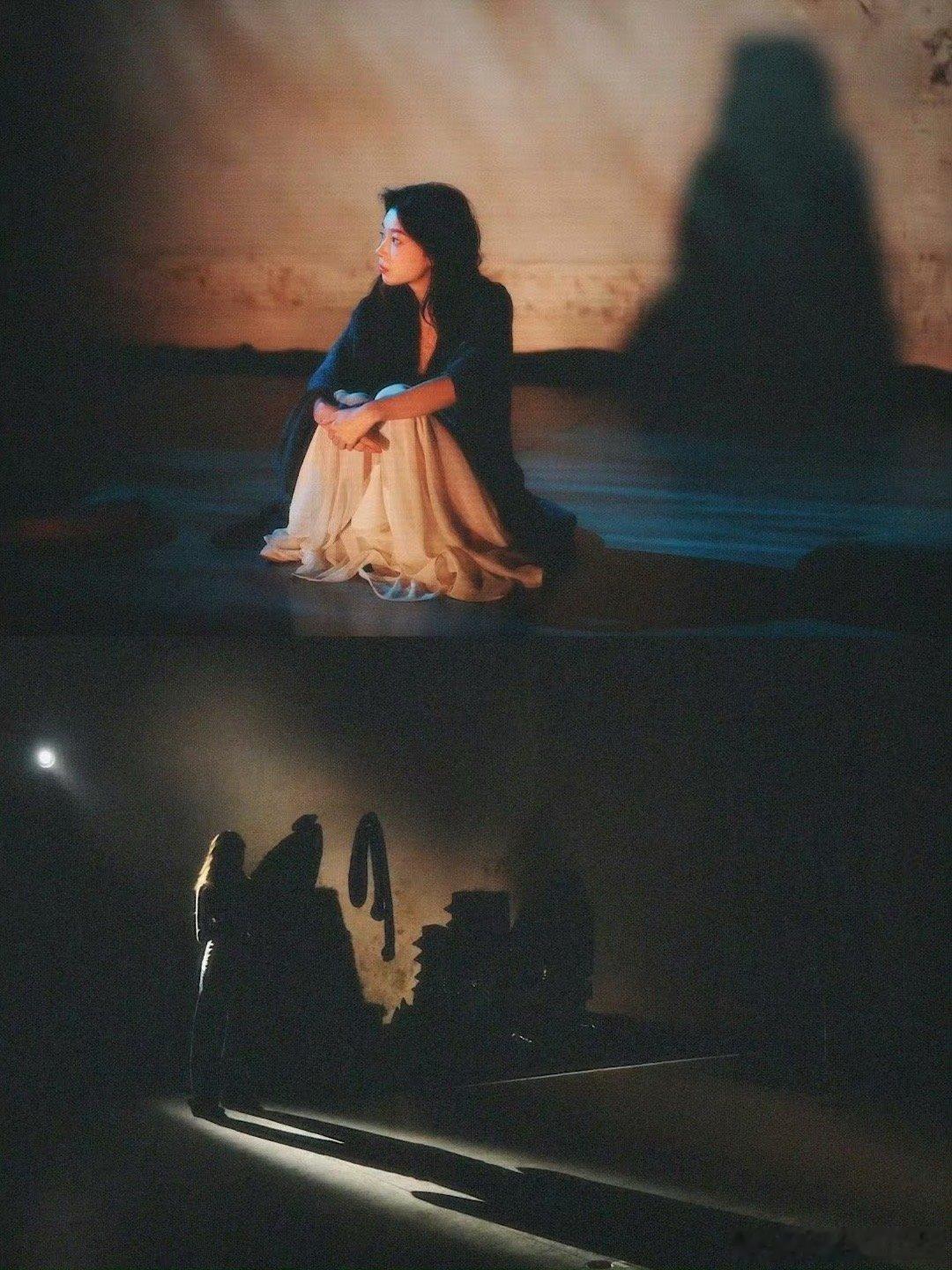 易梦玲师生恋易梦玲内心os：好像捅了马蜂窝最近关于她的爆料就没断过这么古早