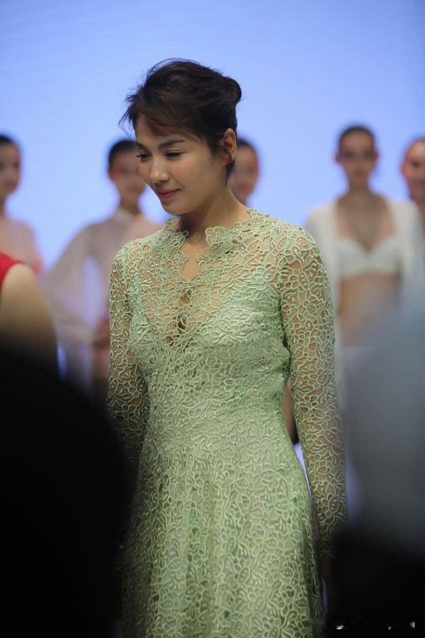 哇，刘涛姐姐这状态真的不错，不过这应该是早期的照片吧！穿了这么诱惑的绿色透视蕾