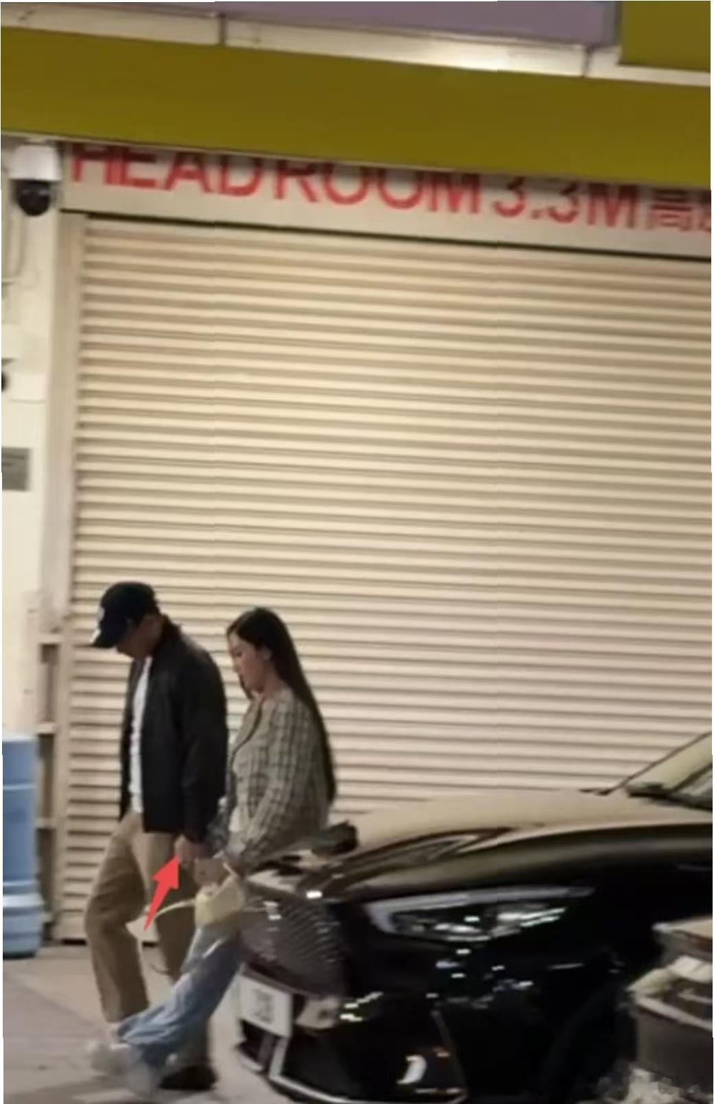 刘恺威新恋情曝光，带女友现身香港红馆，十指紧扣见人打招呼，路人在红馆后场偶遇拍到