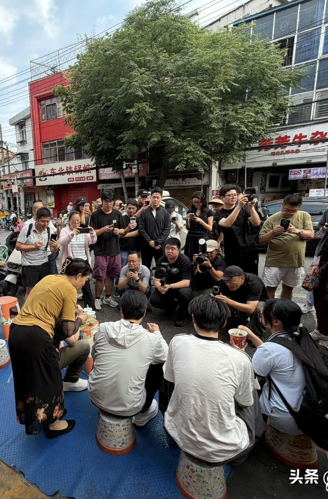 这有什么好指责的，好不容易回老家吃个热干面肯定要记录下来呀